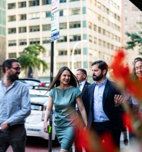 Karamanos camina en Nueva York con su pareja, el presidente chileno Gabriel Boric, en el marco de la 77 Asamblea general de la ONU. Foto: El País