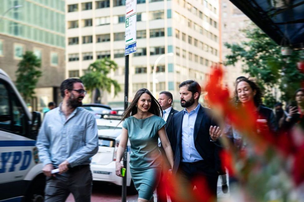Karamanos camina en Nueva York con su pareja, el presidente chileno Gabriel Boric, en el marco de la 77 Asamblea general de la ONU. Foto: El País