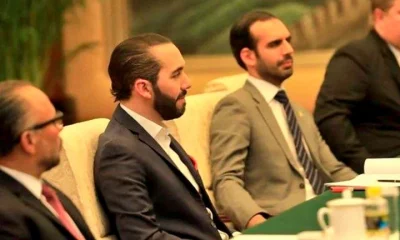 Karim Bukele acompaña a su hermano, el presidente Nayib Bukele, durante un acto oficial. Foto: Infobae.