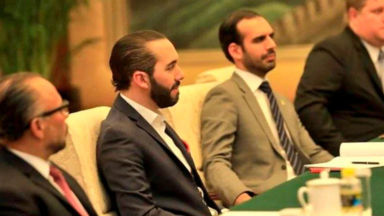 Karim Bukele acompaña a su hermano, el presidente Nayib Bukele, durante un acto oficial. Foto: Infobae.