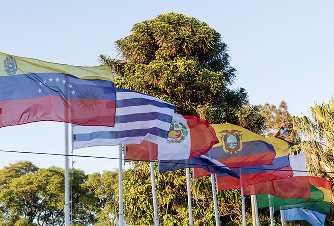 La bandera de los 10 países flamearan desde el martes 20 de setiembre en los mástiles del Yacht y Golf Club Paraguayo. Foto: Archivo.