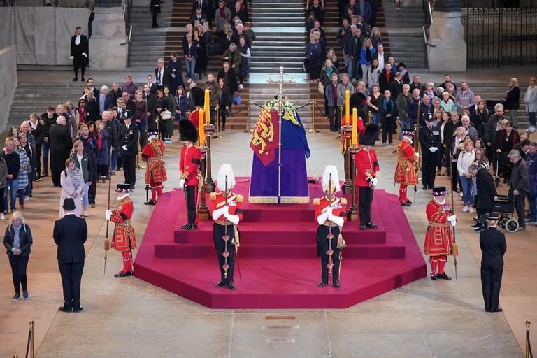 La capilla ardiente de la reina Isabel II en Westminster. Foto: Infobae.