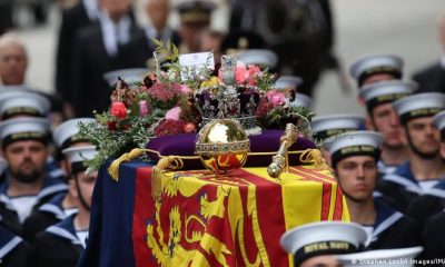 La ceremonia fúnebre se celebra en la Abadía de Westminster, a donde el féretro ha sido trasladado. Foto: DW.