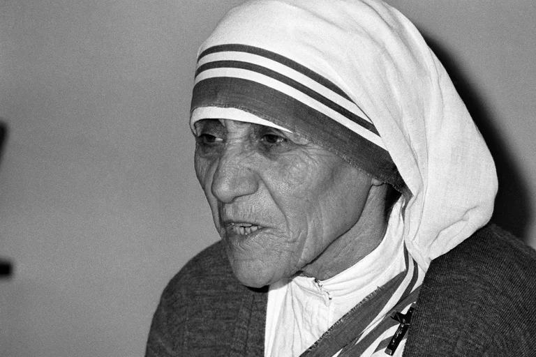 La madre Teresa de Calcuta, Premio Nobel de la Paz 1979, en el Arzobispado de Madrid, en 1980, donde tuvo un encuentro con periodistas. Foto: Infobae