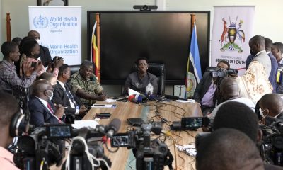 La ministra de Sanidad de Uganda, Diana Atwine (en el centro), confirma un caso de ébola en el país. Foto: El País