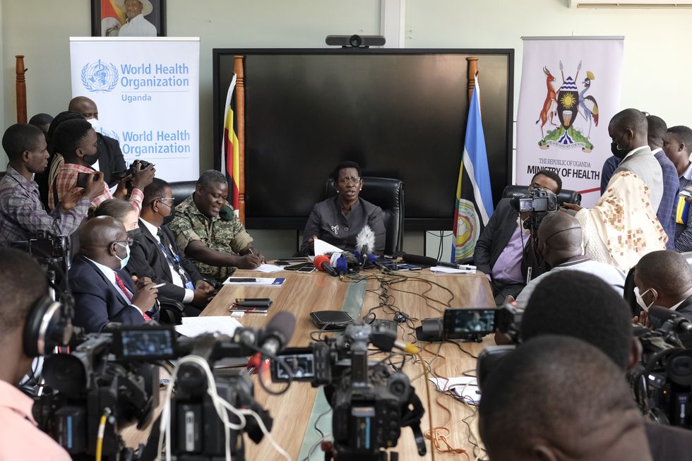 La ministra de Sanidad de Uganda, Diana Atwine (en el centro), confirma un caso de ébola en el país. Foto: El País