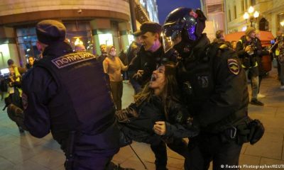 La policía detiene a una mujer en Moscú durante una de las protestas. Foto: DW