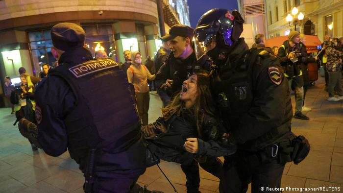 La policía detiene a una mujer en Moscú durante una de las protestas. Foto: DW