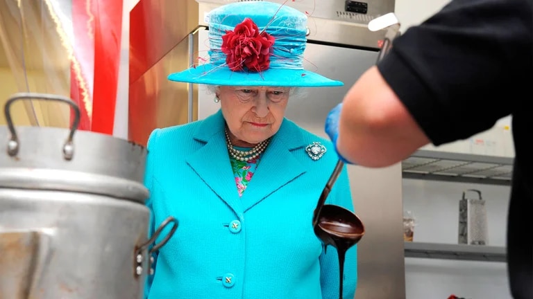 La reina Isabel II tiene debilidad por los pasteles de chocolate. Infobae