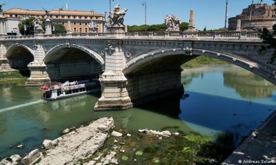 Las aguas del río Tíber, en Roma, han estado en un nivel bajo todo el verano de 2022. Foto: DW