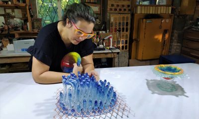 Laura Giucich y su escultura "Ykua", creada con la técnica de vidrio fluido. Cortesía