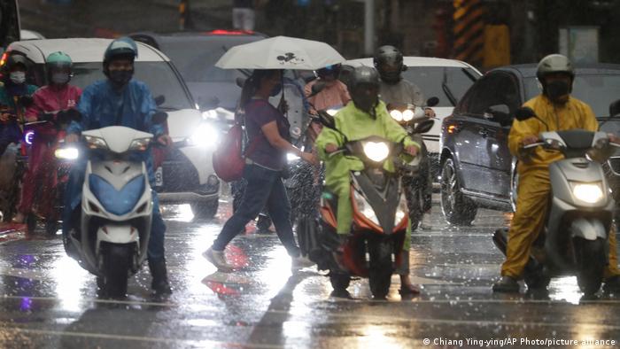 Lluvia en Taipei, Taiwán, ante la cercanía del tifón Muifa. Foto: DW.