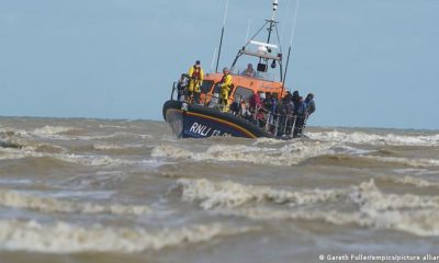 Más de 28.300 personas cruzaron el Canal de la Mancha hacia el Reino Unido a bordo de pequeñas embarcaciones en 2021, el triple que en 2020. Foto: DW.