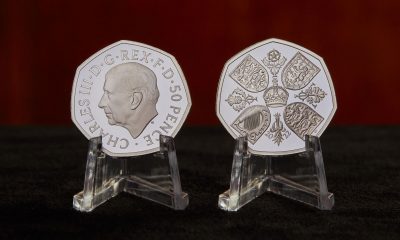 Nuevas monedas que incorporan el retrato de Carlos III tras proclamarse como monarca. Foto: El País.