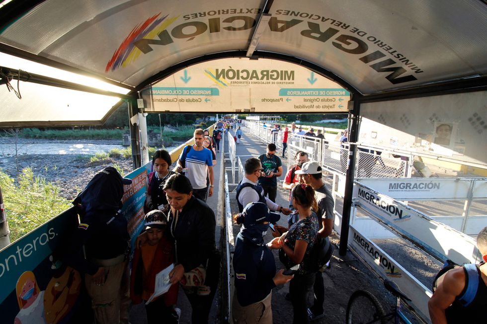 Peatones cruzan el puente internacional Simón Bolívar, cerca de Cúcuta, el pasado 8 de agosto. Foto: El País