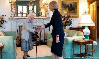 Reina Isabel II y Liz Truss. Foto: DW.