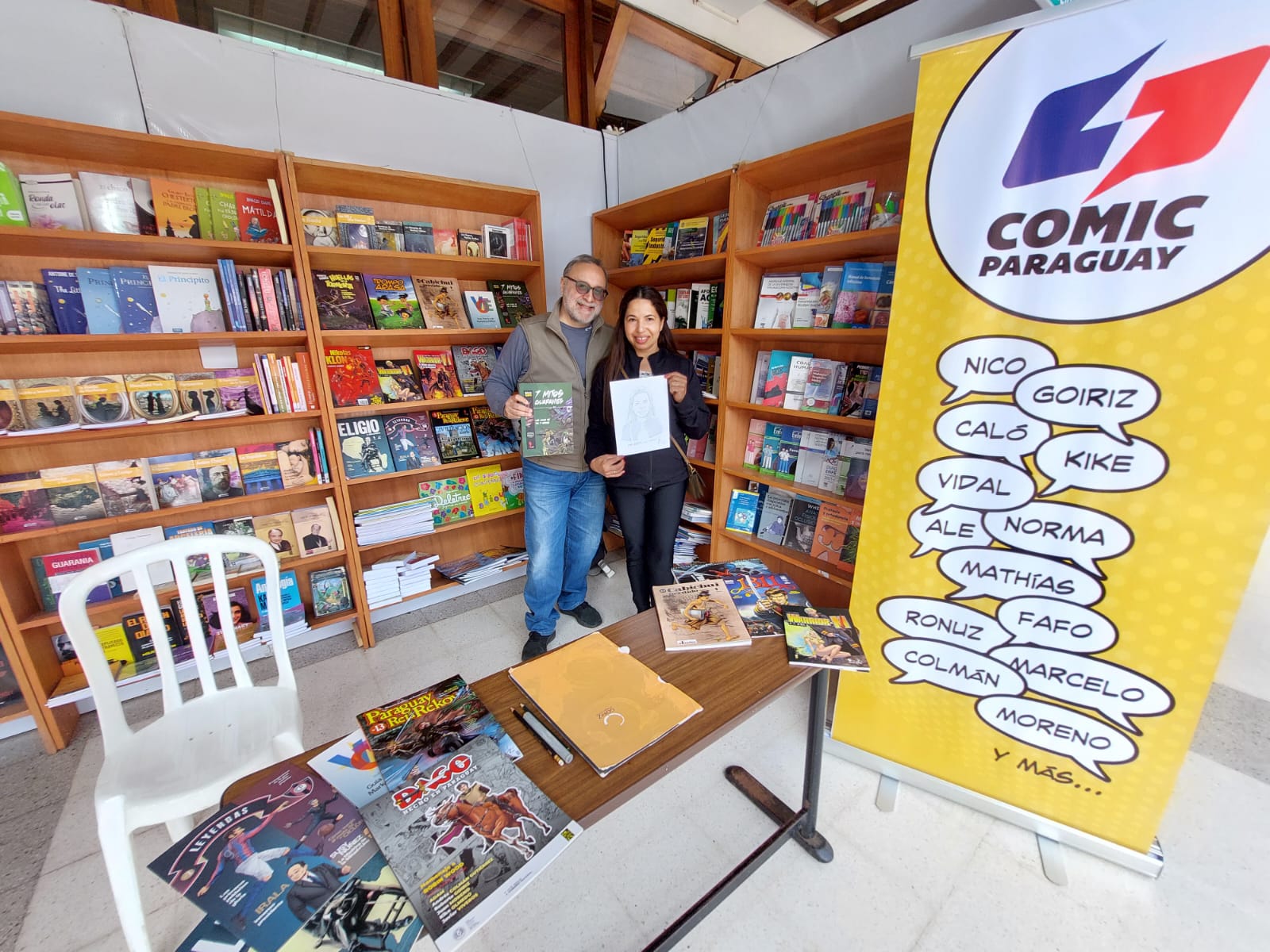 En el marco de la Libroferia, el artista gráfico Roberto Goiriz firma autógrafos y conversa con sus visitas en el stand de la editorial VLM. Gentileza