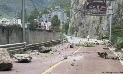 Rocas caídas sobre una carretera cerca del pueblo de Lengqi, en el condado de Luding, en la provincial suroccidental de Sichuan. Foto: DW