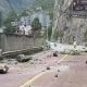 Rocas caídas sobre una carretera cerca del pueblo de Lengqi, en el condado de Luding, en la provincial suroccidental de Sichuan. Foto: DW