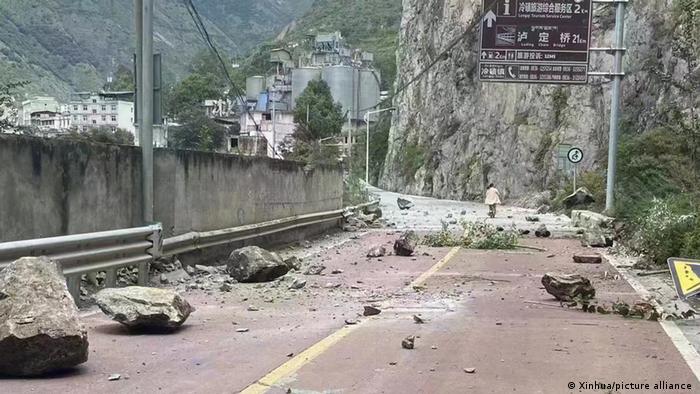 Rocas caídas sobre una carretera cerca del pueblo de Lengqi, en el condado de Luding, en la provincial suroccidental de Sichuan. Foto: DW