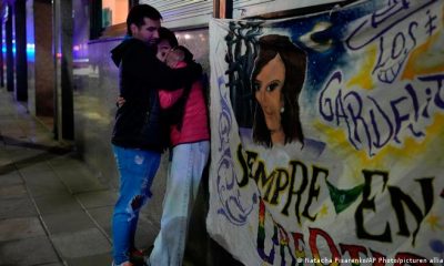 Seguidores de Cristina Fernández en estado de shock, tras el intento de disparar contra la política argentina. Foto: DW