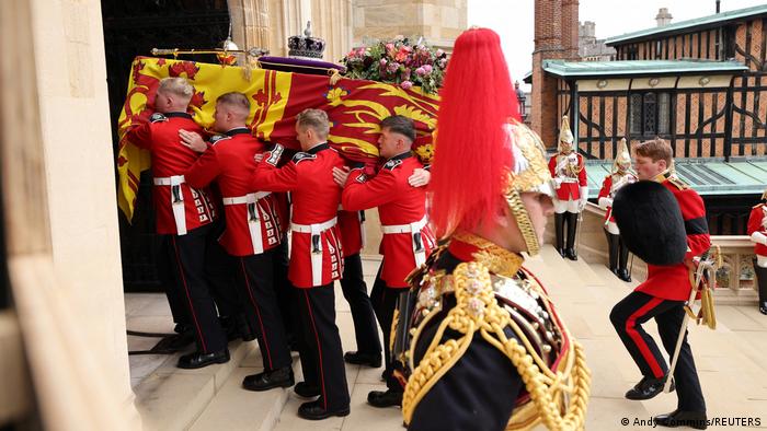 Soldados llevan el féretro de la fallecida reina Isabel II. Foto: DW.