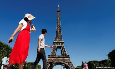 Turistas caminan frente a la torre Eiffel en París. Foto: DW.