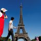 Turistas caminan frente a la torre Eiffel en París. Foto: DW.