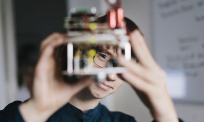 Un adolescente analiza un robot electrónico casero. Foto: El País.