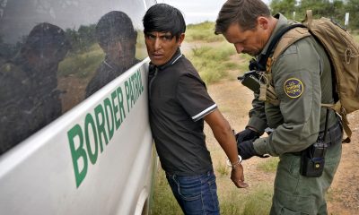 Un agente de la Patrulla Fronteriza estadounidense quita las esposas a un migrante detenido para que éste sea transportado, el pasado 8 de septiembre, cerca de Sasabe, Arizona (EE. UU.). Foto: El País