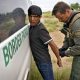 Un agente de la Patrulla Fronteriza estadounidense quita las esposas a un migrante detenido para que éste sea transportado, el pasado 8 de septiembre, cerca de Sasabe, Arizona (EE. UU.). Foto: El País
