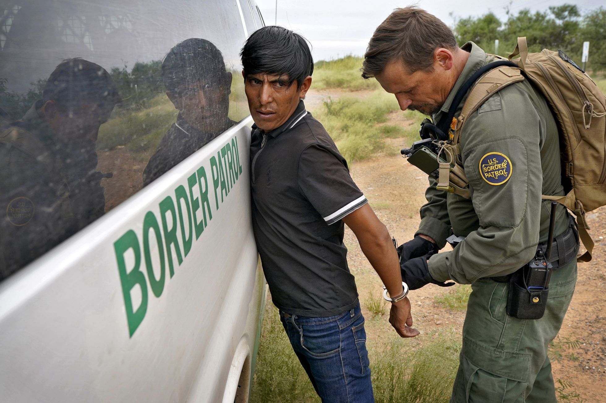 Un agente de la Patrulla Fronteriza estadounidense quita las esposas a un migrante detenido para que éste sea transportado, el pasado 8 de septiembre, cerca de Sasabe, Arizona (EE. UU.). Foto: El País