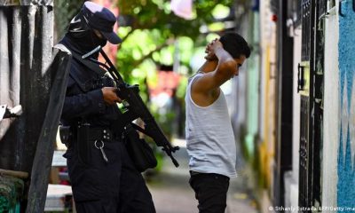 Un agente de policía interroga a un joven durante un operativo de seguridad contra las pandillas en Soyapango, al este de San Salvador. Foto: DW