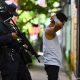 Un agente de policía interroga a un joven durante un operativo de seguridad contra las pandillas en Soyapango, al este de San Salvador. Foto: DW