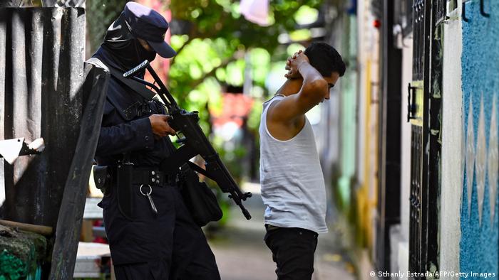 Un agente de policía interroga a un joven durante un operativo de seguridad contra las pandillas en Soyapango, al este de San Salvador. Foto: DW