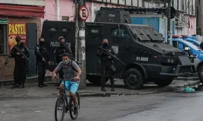 Un escuadrón de la Policía militar en la favela de Jacarezinho, en Rio de Janeiro. Foto: Infobae.