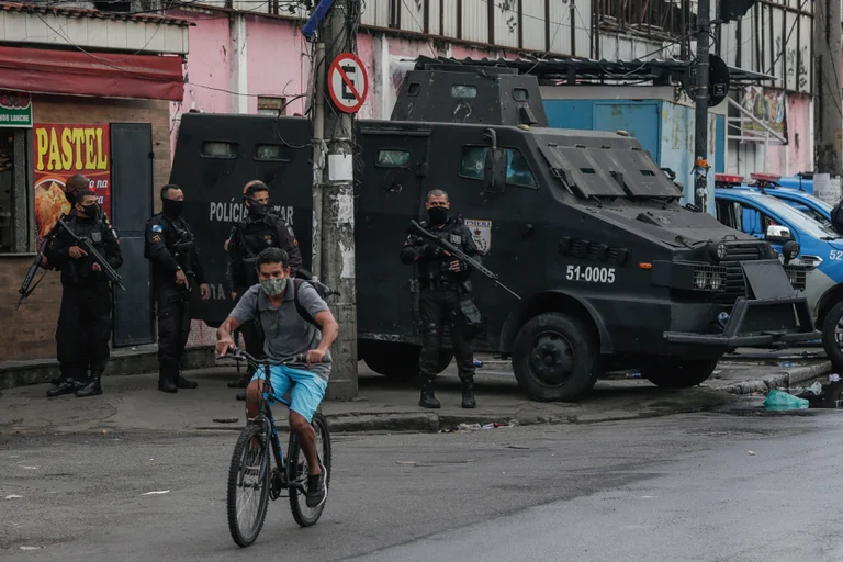 Un escuadrón de la Policía militar en la favela de Jacarezinho, en Rio de Janeiro. Foto: Infobae.