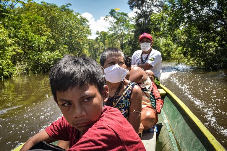 Un grupo de indígenas Matis de Brasil, durante un desplazamiento, en Atalaya do Norte . Foto: Infobae