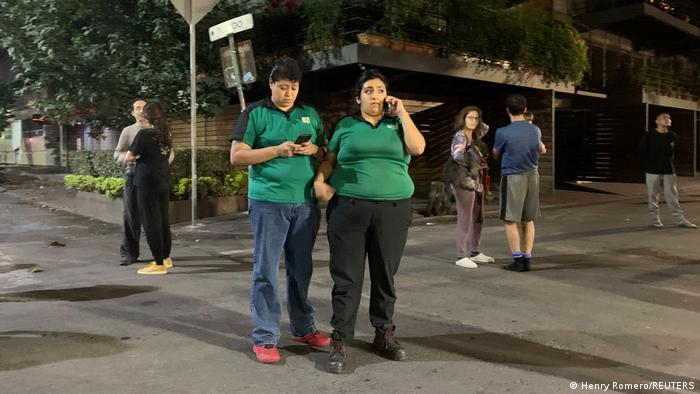 Un grupo de personas espera fuera de sus casas tras el terremoto, Ciudad de México. Foto: DW