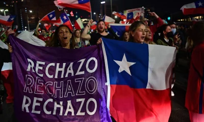 Un grupo de simpatizantes del rechazo a la nueva Constitución de Chile, el domingo en Santiago. Foto: El País.