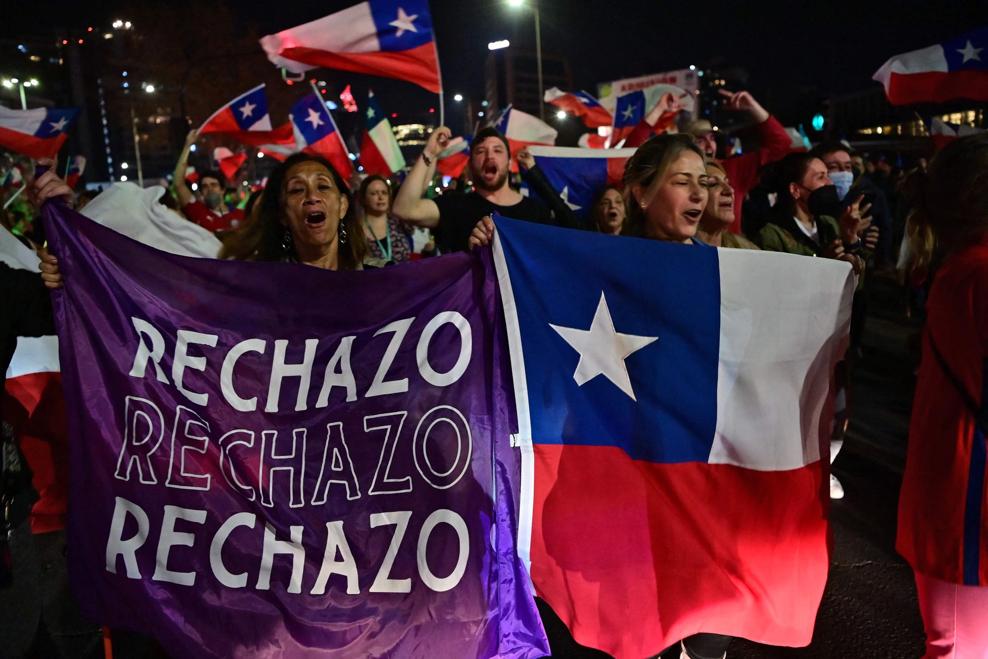 Un grupo de simpatizantes del rechazo a la nueva Constitución de Chile, el domingo en Santiago. Foto: El País.