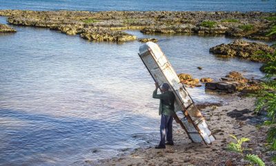 Un hombre carga una balsa en una playa a las afueras de La Habana, este mes. Foto: El País