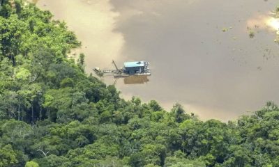 Una embarcación ilegal extrae oro del río Puré en el amazonas, en la frontera entre Colombia y Brasil, el 3 de abril de 2022. Foto: El País.