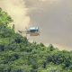 Una embarcación ilegal extrae oro del río Puré en el amazonas, en la frontera entre Colombia y Brasil, el 3 de abril de 2022. Foto: El País.