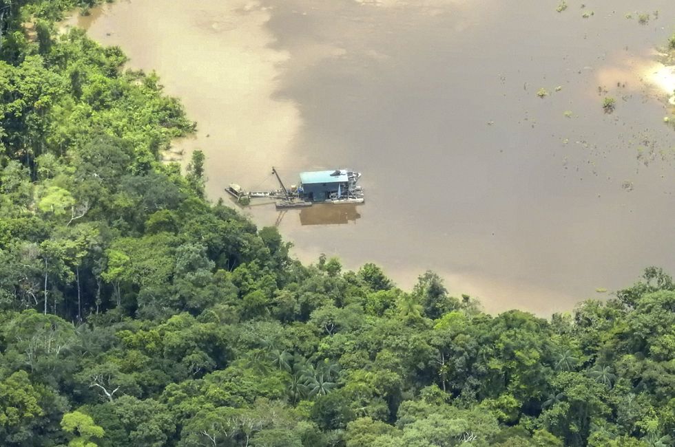 Una embarcación ilegal extrae oro del río Puré en el amazonas, en la frontera entre Colombia y Brasil, el 3 de abril de 2022. Foto: El País.