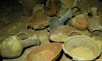 "Vasijas de cerámica intactas, armas, vasijas hechas de bronce, enterrados tal y como estaban… es simplemente increíble", dijo David Gelman, miembro de la AAI, tras el hallazgo de la cueva funeraria en Israel. Foto: DW.