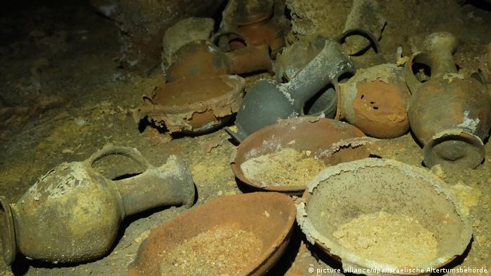 "Vasijas de cerámica intactas, armas, vasijas hechas de bronce, enterrados tal y como estaban… es simplemente increíble", dijo David Gelman, miembro de la AAI, tras el hallazgo de la cueva funeraria en Israel. Foto: DW.