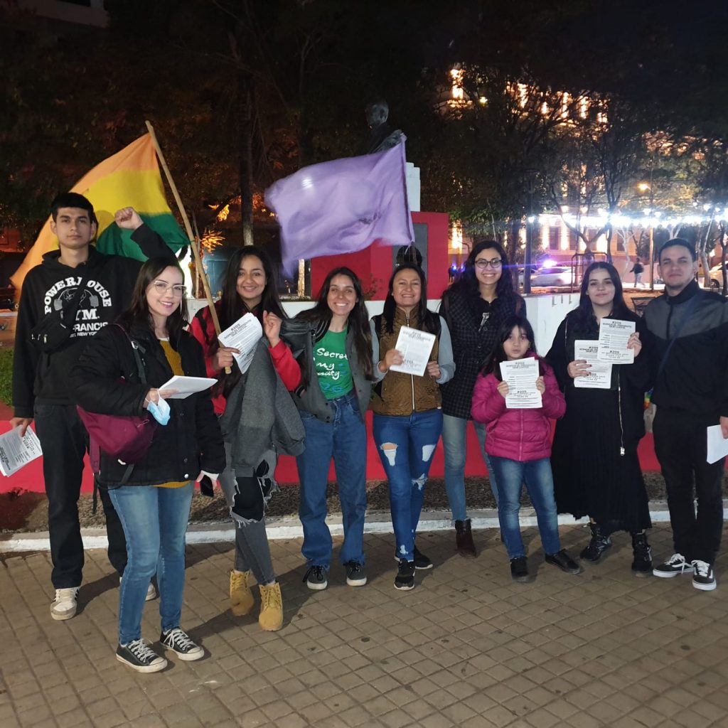 Volanteada de jóvenes invitando a la marcha del 20 de septiembre.