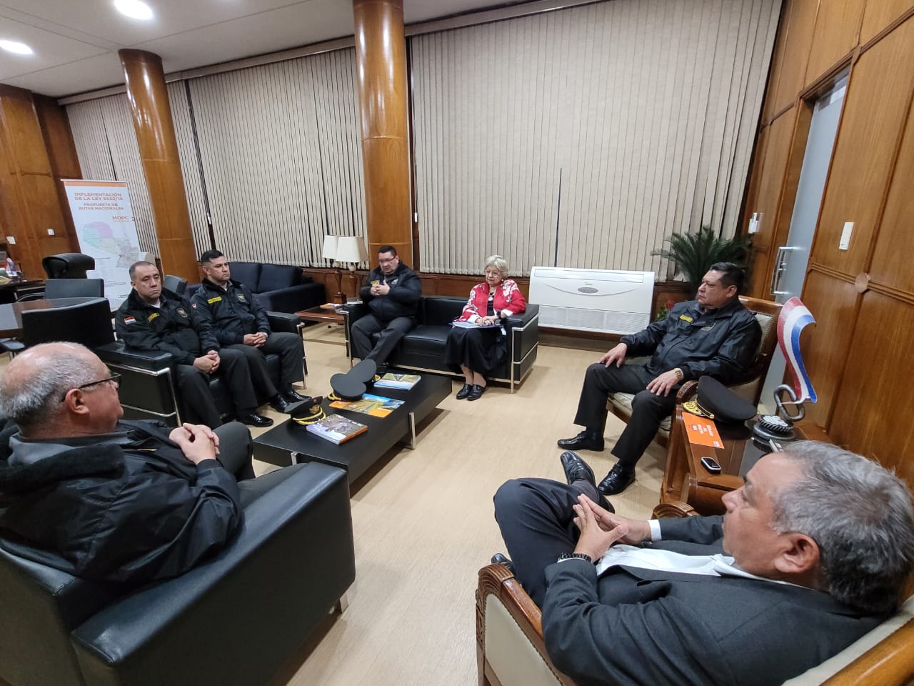 Agentes de la Patrulla Caminera se reunieron hoy con el titular del MOPC. Foto: MOPC.