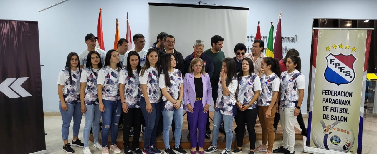 Jugadoras, miembros del cuerpo técnico, dirigentes y autoridades posan durante el arranque del operativo mundialista. Foto: Gentileza